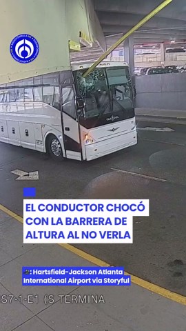 ¡A punto de la tragedia! 🔴 Un autobús chocó con una barrera de altura, provocando que se desprendiera de un lado y se incrustara en el parabrisas🚌. Ocurrió en el Aeropuerto Internacional Hartsfield-Jackson de Atlanta.#tiktokmehizover #tiktokinforma