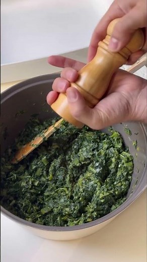 Greek spinach pie recipe - Spanakopita #greekfood #recipe #mediterraneanrecipe