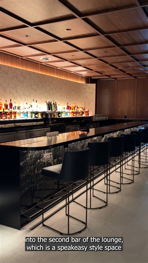 Have you heard the great news? The newly renovated and expanded United Polaris Lounge is now open at ORD! Take a tour inside and discover what's waiting for you before your next flight or layover. New features include: 💺 Upgraded seating options for 350 travelers with options to accommodate solo travelers, couples, and larger groups 🍸 A second full-service bar with classic Chicago speakeasy vibes 🌿 Private relaxation areas 🍽️ Expanded sit-down dining room 🫧 Six additional restrooms ✨ Crate 