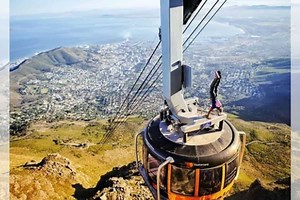 Daring 'Spider-Man' performs a handstand on Table Mountain cable car [photo]