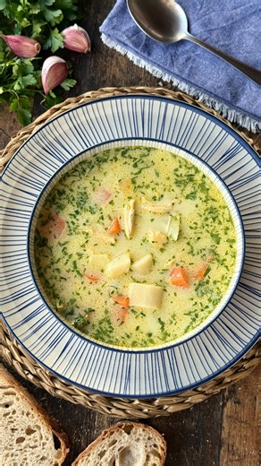 La Cocina de Ani (Ana Mateoni) on Instagram: "🇷🇴 CIORBĂ RĂDĂUȚEANĂ🇷🇴 Rumanía tiene un gran repertorio de sopas y hoy os traigo una que todo el que la prueba queda fascinado. Es similar a la famosa ciorbă de burtă, pero se elabora con pollo en lugar de estómago de ternera. Es una sopa sencilla, hecha con verduras y pollo, pero con mucho sabor y carácter, ya que está enriquecida con ajo, vinagre, yema de huevo y crema/nata agria. Espero que la probéis y que os guste. ⸻ INGREDIENTES (para 8 per