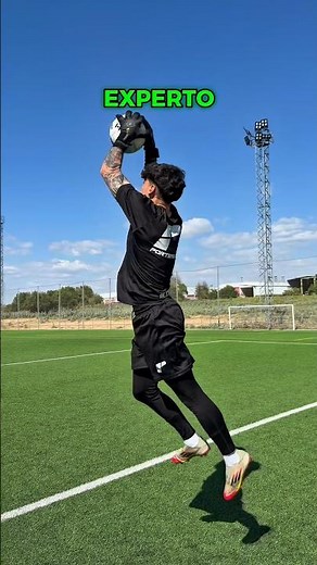 🧤⚽ NOVICE vs AMATEUR vs EXPERT in 3 key goalkeeper actions 🔥 #football #goalkeeper #soccer
