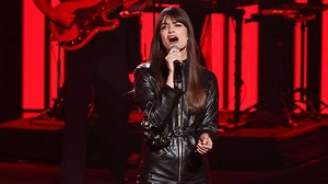 Clara Luciani immortalise sa dernière tournée dans le clip galvanisant 'Courage' - RTBF Actus