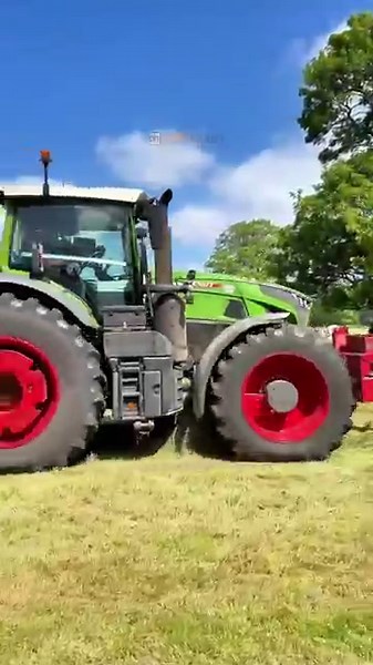 Fendt and Krone baling in action