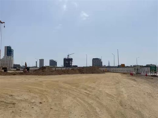 تغطيتنا لاعمال تحسين الحركة المرورية :تواصل شركة شبه الجزيرة أعمالها في تنفيذ مشروع تطوير الطرق والمداخل والمخارج الجديدة ضمن خطة امانة جدة في تحسين الحركة المرورية وبالفيديو الآخر طبقت الشركة نظام تنظيف وغسل الآليات قبل خروجها من مواقع العمل للمحافظة على نظافة الطرق والبيئة