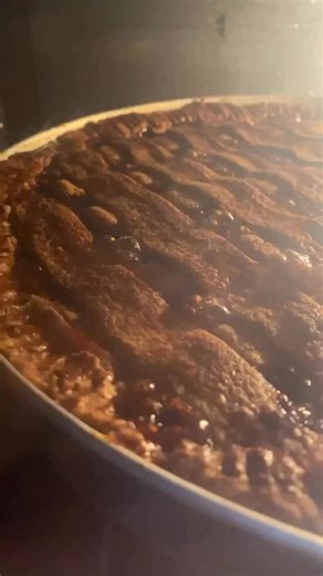 Nêmora Laís Meincke on Instagram: "Tu sabias que a Linzer Torte - Torta Linzer Alemã/Austríaca é considerada a torta mais antiga do mundo? Sim ela foi mencionada pela primeira vez num livro de receitas do século XVII.😱 Ela tem o preparo super simples, mas impressiona na apresentação. E o sabor é irresistível😋 🌟E pra quem não sabe, foi essa torta que deu origem ao biscoito Linzer tão famoso no Natal europeu e que já ganhou espaço aqui no Brasil. Se tu quiseres saber mais sobre a confeitaria al