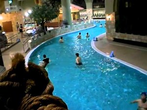 埼玉県 アクアパラダイス パティオ 流れるプール （夜）
