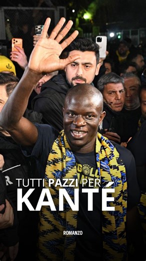 ROMANZO CALCISTICO on Instagram: "Quando N’Golo Kanté è atterrato in Istanbul, l’aeroporto si è trasformato in una piazza in festa. Migliaia di tifosi del Fenerbahçe dietro le transenne, sciarpe al cielo, bandiere gialloblù che ondeggiavano come mare in tempesta. Fumogeni accesi, cori che rimbalzavano sulle vetrate, un’energia da notte europea. Prima ancora di mettere piede sul prato della Süper Lig, Kanté era già al centro del racconto. In mezzo a un corridoio di flash e telefoni alzati, è avan