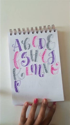 Pare de usar sua canetas do para o básico 😌 #voltaasaulas #lettering #papelaria #materialescolar