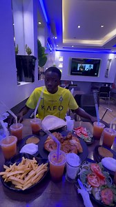 221K views · 26K reactions | Au Restaurant  | Le jeune en jaune | Facebook