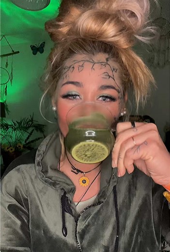 Grün grün grün 🚦 Grüße bin ein Baum #pms #blondiegirl💋 #sonnenblume #herzensmensch❤️ #zuhause