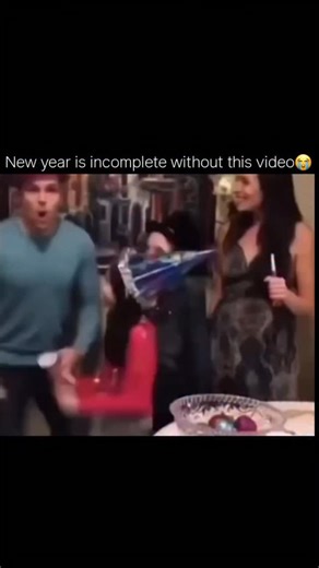 Repostspmo on Instagram: "1997년 개봉한 영화 Titanic은 잭과 로즈의 운 명적인 사랑을 통해 비극 속에서도 오래 남는 감 정의 깊이를 보여주는 작품입니다. 화려한 연출 보다 인물의 감정에 더 집중한 제임스 카메론 감 독의 스타일은 지금 다시 봐도 묘하게 가슴을 울 리죠. 배가 침몰하는 장면이 아닌, 두 사람이 서 로를 바라보던 순간들이 더 강하게 기억에 남는 영화이기도 합니다. 이 감정을 완성해주는 곡이 바로 셀린 디온의 *” My Heart Will Go On”*입니다. 처음 들으 면 잔잔한데, 어느 순간 자연스럽게 가슴이 벅차 오르는 느낌을 줍니다. 특히 후반부의 고조되는 보컬은 영화 속 잭과 로즈의 마지막 장면과 겹쳐 지면서 괜히 마음이 서늘해지기도 하고요. 많은 분들이 “이 노래가 나오면 왜 그 장면이 자동으 로 떠오르는지 모르겠다”고 말하는데, 그만큼 영화와 음악이 자연스럽게 얽혀 있는 곡입니다. 1998년 아카데미 주제가상을 비롯해 여러 상을