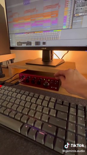 Renovamos el setup y nos pusimos en modo nerd para probar los equipos 🤓 - Novation Launchkey 61 mk3 - Novation Launchpad X - Focusrite Clarett 4 PRE - Kali Audio LP-6 - Brazo articulado 512 Audio - Micrófono Focusrite Studio CM25 #homestudio #setup #focusrite #producer