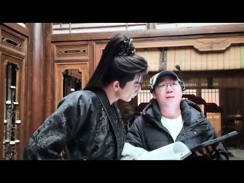 Zhang Linghe sedang Berdiskusi Dialog "Pursuit of Jade" dengan Pak Sutradara 😍