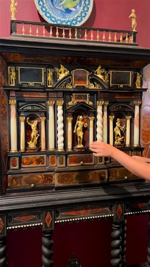 Secrets of a 400-year-old European cabinet 🕵️‍♀️ Join Madeleine Mackenzie, Head of Decorative Arts & Art, Sydney, as she explores a 17th-century European tortoiseshell, ormolu and alabaster cabinet from our upcoming Collector’s Auction. Auction: 3 March, 2pm, Sydney Viewing: Friday 27 February - Sunday 1 March, 11am-5pm, The Bond, 36-40 Queen St, Woollahra NSW #leonardjoel #leonardjoelauctions | Leonard Joel - Specialist Auctioneers & Valuers