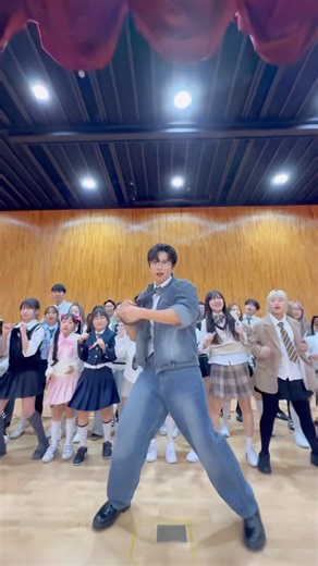 학교 강당에서 이춤가능? #춤추는곰돌 #춤추는곰돌의랜덤댄스 #kpop #dance #music #댄스 #fyp #challenge #nobatidao #학교 #챌린지 #강당