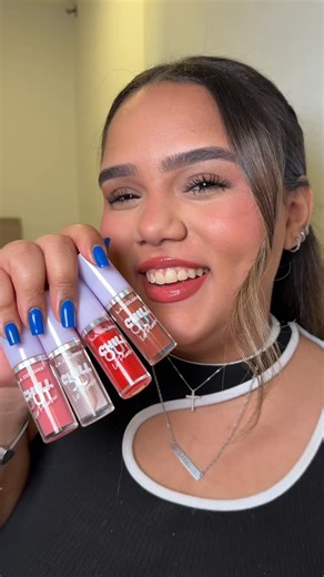 L.A. COLORS | Maquillaje on Instagram: "Si vives en tierra caliente, estos glosses son un MUST ☀️💋 Los Chill Out dejan un efecto refrescante delicioso en los labios, perfecto para el calor ❄️✨ Además, se sienten ligeros, hidratantes y cero pegajosos, con un brillo precioso que eleva cualquier look.💕 #lacolors #lacolorscolombia #lipglos #lipplumper"