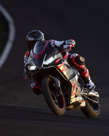 Come passa il tempo libero Maverick? Con la RS 457, ovviamente😏 Ci vediamo ad EICMA dal 9 novembre al Padiglione 9, stand E76. #RS457 | Aprilia