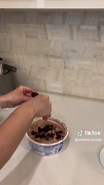 So easy, delicious, & a healthier option!😋 1 container zero sugar cool whip 1 package instant chocolate pudding mix Lilly’s chocolate chips 1 fiber one brownie Enjoy! 😘 #easydessert #healthydessert #desserrecipe #lowcarbdessert #lowsugardessert #sugarfreedessert #desserttiktok #desserts #dessertsoftiktok #cookwithme #yummydessert #chocolaterecipe #chocolatedessert