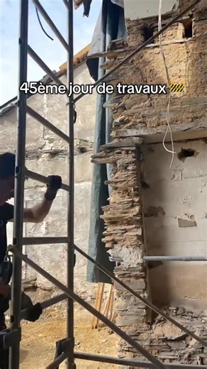 La réno en Anjou 🛠️🏠 on Instagram: "Jour 45 : On a commencé la journée avec l’installation de l’échafaudage pour découper proprement les ardoises qui dépassent, en préparation du coffrage Pendant ce temps-là, j’étais au marteau-piqueur à creuser les murs pour tout remettre bien droit Ensuite, déblayage de la terre et des ardoises, puis mission gravier: on l’a déchargé au seau, et on en a mis une partie dans les fondations. Le reste? Dans un big bag, parce que monsieur @bricodepot_officiel nous