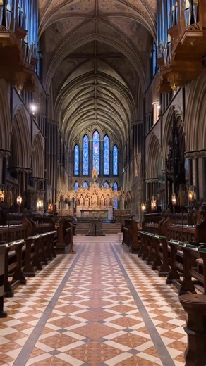 Worcester Cathedral, formally known as the Cathedral Church of Christ and the Blessed Virgin Mary, is a magnificent example of English Gothic architecture located in Worcester, England. The cathedral’s history dates back over a thousand years, with the earliest religious building on the site dating to the 7th century. The current structure was begun in 1084 and has undergone various expansions, renovations, and additions over the centuries. Worcester Cathedral features a combination of architect