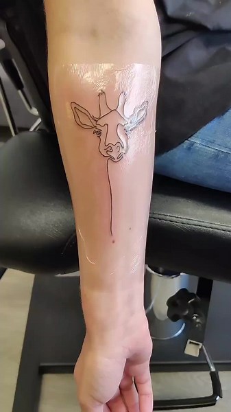 Minimalist giraffe #tattoo #tattoos #tattoofinland #finland #suomi #shelobstattoo #vaasa #giraffe #minimalisttattoo #tattoovaasa