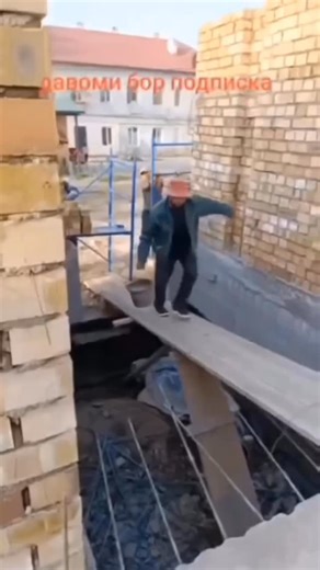 Memes | Humor on Instagram: "1996년 첫 작품으로 시작된 영화 (Resident Evil)은 단순한 좀비 액션을 넘어, 인간의 탐욕 과 통제되지 않은 과학이 만들어낸 공포를 그린 작품입니다. 총성과 폭발이 끊이지 않는 장면 들 속에서도, 영화는 끊임없이 “과연 진짜 적은 무엇인가?”라는 질문을 던집니다. 어둡고 폐 쇄적인 공간에서 서서히 드러나는 진실은 관객의 긴장을 끝까지 놓아주지 않죠. 10.1K 178K 주인공 앨리스가 기억을 잃은 상태로 깨어나 점점 자신의 정체와 세계의 붕괴를 마주하는 과 정은, 단순한 생존 서사를 넘어선 심리적인 불안과 혼란을 담고 있습니다. 특히 텅 빈 복도, 붉은 경고등, 차가운 실험실 분위기는 말없이도 공포를 전달하며, 조용한 순간일수록 오히려 더 큰 긴장감을 만들어냅니다. 이 영화의 분위기를 완성시키는 건 차갑고 기계적인 사운드와 어두운 배경음악입니다. 음악 은 앞에 나서기보다 그림자처럼 깔리며, 관객이 앨리스와 같은 공간에