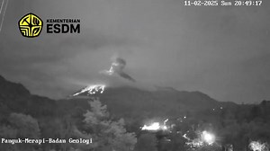 Berikut video kejadian awan panas guguran di Gunung Merapi 02/11/2025 pukul 20:46 WIB, estimasi jarak luncur 1.200 m ke arah Barat Daya dengan amplitudo maks 68 mm durasi 111 detik. #AktivitasMerapi #SiagaMerapi #MerapiSiaga sejak 5 November 2020 Via badangeologi_ | KabarKlaten