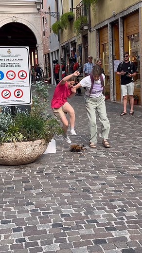 807K views · 5.1K reactions | Terrifying tarantula #reaction #humor #fyp #videooftheday #Prank #shortsfeed #viralvideos #viral #prankster #laughter #reactionboi #justforfun #funnyvideos #shortvideo #prankvideo #funnyvideo #bromas #pranked | Tourmeka | Facebook