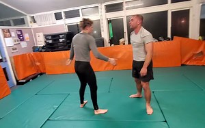 烈女斗猛男（1）就像两头牛一样激烈对决，缠斗非常激烈，火星撞地球般的碰撞，荷尔蒙在血液里燃烧，比赛结束时男女双方都已经筋疲力尽，声嘶力竭，瘫软的躺在垫子上休息