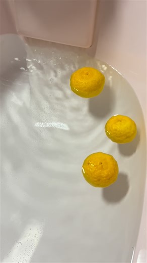 LEGIT on Instagram: "🍊 ゆず湯ってなに？ ♨️ ゆず湯は、冬至の日に ゆずをお風呂に入れて入浴する 昔からの日本の習慣です。 🌿 ゆず湯の効果 ・体がぽかぽか温まる ・冷えやすい体にやさしい ・血行をよくする ・ゆずの香りで気分すっきり ・風邪予防になると言われています いつものお風呂が ちょっと特別なお風呂に🍊 無理のない温度で、 ゆっくりお入りください♨️ #ゆず湯#冬至#季節の行事#あたたかく#入浴習慣 #体を大切に#訪問入浴 #訪問入浴のテイカバ"