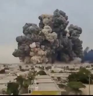 伊朗外交部长亲笔信公布，透露出伊朗革命卫队，完全控制伊朗实权：川普发布了伊朗外交部长的官方信件原文。这是目前我们看到的伊朗方面最权威的第一手信息。其中的重大信息，第一，巴基斯坦做了关键中间人。第二，伊朗目前完全由革命卫队控制，伊朗政府，包括总统，都没有任何话语权。伊朗外长在申明中，特别提到了这一点，作为对外的力量宣示。总结起来就是，巴基斯坦做了中间人，伊朗同意开放霍尔木兹海峡以确保安全通行，美国伊朗继续谈判。伊朗的官方声明:德黑兰——2026年4月7日我谨代表伊朗伊斯兰共和国，向我的挚友们——巴基斯坦总理谢里夫先生和现场代表——表达由衷的感激与赞赏穆尼尔元帅为结束该地区的战争所付出的不懈努力。针对谢里夫总理在其推文中所表达的兄弟般请求，并考虑到美国提出的基于其 15 点提案进行谈判的要求以及关于接受伊朗 10 点提案的总体框架并将其作为谈判基础的声明，我谨代表伊朗最高国家安全委员会在此宣布：如果针对伊朗的袭击行动被叫停，我们强大的武装部队将停止其防御性行动。在为期两周的时间内，通过与伊朗武装部队进行协调，并适当考虑技术限制因素，将有可能安全穿越霍尔木兹海峡。赛义德·阿巴斯·阿拉吉奇伊朗