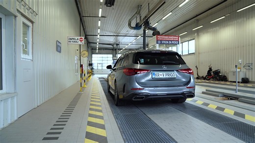 Veseli december so gužva, 🚦 lučke, 🎄 tisoč opravkov… in avto, ki mora vse to zdržati. 😅 Na srečo so tu PRIGO Tehnični Pregledi, 🛠 ki poskrbijo, da tvoj jekleni konjiček 🫏 (oziroma trenutno bolj osliček za tovorjenje daril 🎁 🚗) ostane v top formi. 😉 Hitro in enostavno uredijo 𝐭𝐞𝐡𝐧𝐢𝐜̌𝐧𝐢 𝐩𝐫𝐞𝐠𝐥𝐞𝐝, 𝐫𝐞𝐠𝐢𝐬𝐭𝐫𝐚𝐜𝐢𝐣𝐨, 𝐳𝐚𝐯𝐚𝐫𝐨𝐯𝐚𝐧𝐣𝐞 𝐚𝐥𝐢 𝐡𝐨𝐦𝐨𝐥𝐨𝐠𝐚𝐜𝐢𝐣𝐨, 📝 ti pa lahko brez skrbi razmišljaš samo o darilih, 🎁 kuhančku ☕ in prazničnem vzdušju. ✨ 📍Najdeš