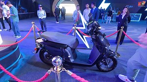 The new Honda Activa is here and it is Electric! We bring you a quick walkaround of it covering every aspect of the new Activa and in the end there is an extra surprise for you! Just sit back and enjoy the video! If you do bring this Activa e: home, be sure to tag us in your posts! Confused which car to buy? Book your call time with us: https://motoroctane.com/car-consultancy Want us to review your car/bike? Share your details -https://forms.gle/BAr48SScVUz9igkZ9 TOP 6 Car Accessories for Your C