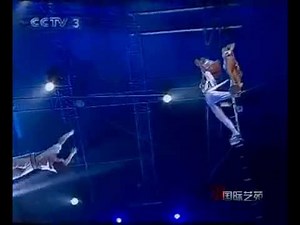 Amazing Trapeze Acrobatics