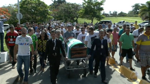 Corpos de vítimas do acidente da Chapecoense com passagem por times baianos são enterrados