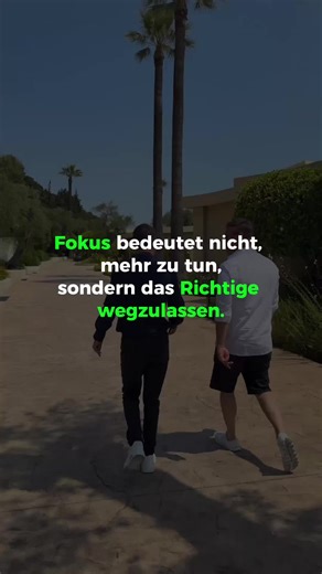 Fokus wird oft komplett falsch verstanden. Die meisten denken, sie müssen mehr machen, mehr hustlen, mehr arbeiten, mehr gleichzeitig starten. Aber genau das ist der Fehler. Wirklicher Fokus bedeutet nicht, alles zu machen – sondern bewusst Dinge nicht zu machen. Keine Ablenkungen. Keine 10 Projekte gleichzeitig. Keine Energie verschwenden für Dinge, die dich nicht voranbringen. Die Wahrheit ist: Erfolg entsteht nicht durch Masse, sondern durch Klarheit. Wenn du jeden Tag an zu vielen Dingen arb
