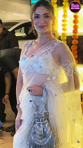 17 reactions | That white transparent saree makes her look absolutely stunning!  #RidhimaPandit #bollywood #reels #reelsvideo #reelsviral #reelsfb #reelsviralシ | balabollywood | Facebook