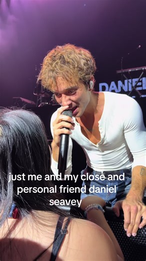 no I will never shut up about this @Daniel Seavey @DSDAILY @DANIEL SEAVEYS HQ UPDATES #danielseavey #whateversclever #sleepingwiththelightson #danielseaveytour #darling
