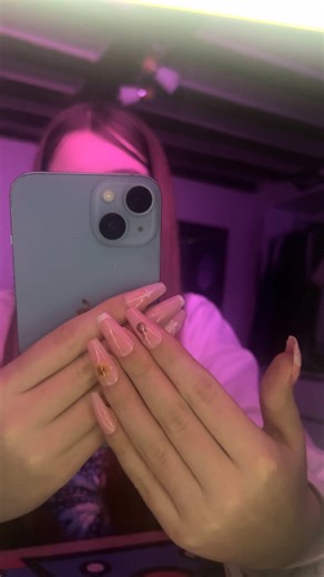 J’ai mis beaucoup de temps à les faire et pour les personnes qui pourrait ce poser la questions non je n’est pas dessiner les princesses j’ai pris du scotch à motifs 💋#ongle #fyp #liker #filles