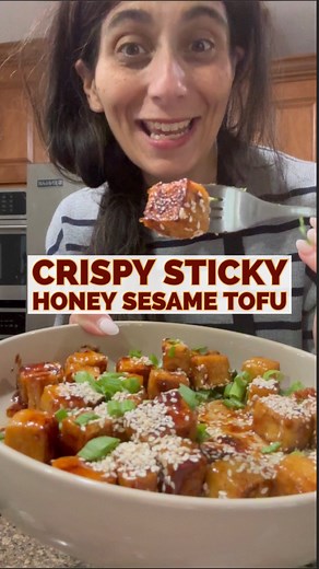 Sarah M Lasry - EASY RECIPES & TRAVEL on Instagram: "Crispy Sticky HONEY SESAME TOFU Vegetarians at your holiday meals? This recipe will wow them. Or if you just want to serve something light and delicious as a side, look no further! Lastly, for all the tofu haters or scared tofu never eaters… this recipe is for you! When you are keeping things #meatfree this recipe truly is super satisfying and delicious Easy to put together and though it’s not exactly chicken - it’s a yummy alternative that wi