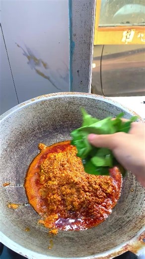 Bismillahirrahmanirrahim, assalamualaikum warahmatullahi wabarakatuh 🙏🏻 Hai semuanya! Kali ini Dapur Kave akan berbagi resep Rendang Ayam yang lezat dan autentik! 😊 Bahan: 1. 1 kg ayam 2. 1200 ml santan segar 3. 250gr cabe giling 4. 20 bawang merah 5. 12 bawang putih 6. 3 cm kunyit 7. 3 cm jahe 8. 3 sereh 9. 5 daun jeruk 10. 10 daun salam 11. Garam, kaldu bubuk, gula merah 12. 5 sdm kelapa gongso Semoga bermanfaat dan selamat mencoba! ❤️ wassalamualaikum warahmatullahi wabarakatuh 🙏🏻 #Renda