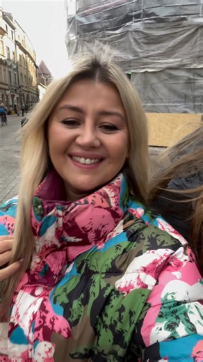 Translating English into Polish word-for-word can completely break your meaning? 🤯 In my new reel, I’m showing why English doesn’t always match Polish directly — for example, the word “what” translates as “co”, but in Polish we can’t always use co in questions. You wouldn’t say “Co jest pogoda?”, right? You ask “Jaka jest pogoda?” 🌤️ And you don’t ask “Co jest godzina?” — you ask “Która jest godzina?” 🕒 If you want to learn these natural, real-life questions effortlessly, the fastest way is t