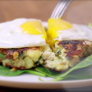 Enjoy these creamy Smoked Haddock Potato Cakes tonight. Once you’ve made your own, you’ll never look at shop brought fish cakes again in the same way! Recipe Here: http://bit.ly/2jUrNS1 Lucy Bee on Amazon : http://amzn.to/2iXcg53 | Lucy Bee