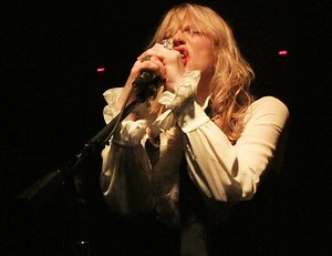 Aunque no lo crean: "99 Problems" de Jay-Z en versión de Courtney Love