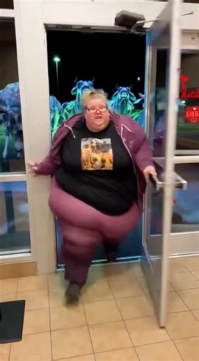 Cows Attack Chick-fil-A #chickfila #alien #wtfmoment #fyp #caughtoncamara ￼