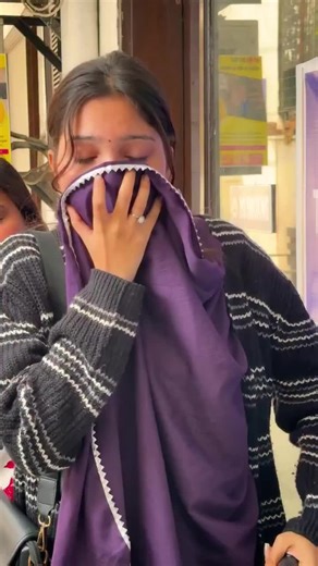 टिकट काउंटर पे लड़की का सच