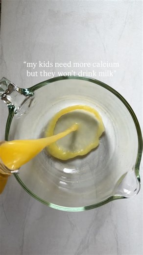 The Pediatric Dietitian | Lauren Mahesri, RDN on Instagram: "These orange creamsicle chia popsicles are SO easy and pack in 160mg of calcium per popsicle, nearly 25% of their daily needs without drinking any milk Here’s how to make them: Mix 2 cups fortified orange juice, 1/2 cup plain yogurt, and 2 tbsp chia seeds. Fill your popsicle molds and freeze until solid! (about 3 hours) If you want your picky eater to eat more of what they need, comment “MEALS” and I’ll send you my guide for 10 minute 