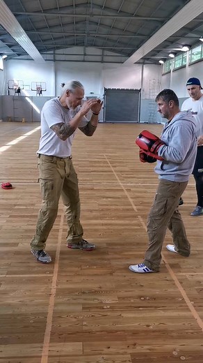 SAMI-X Defense ✅ Discover your fighting spirit 🆗 Pad work exercise Here is one of the many ways to respond and fight. This is a variation ✅✅ If you like our training methods just follow us here!!!! Our gym in Vienna (1210 Wien, Frömmlgasse 31) - www.sami.at You can find our online training here www.sami-x.com (Courses, Online Gym, Live Training, Level Training) For the instructor training, you can find information at www.sami-international.com #samicombatsystems #weckaufpeter #panantukan #selbs