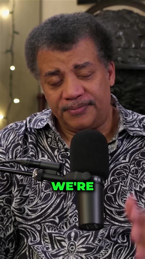 Ever wonder how tons of metal decide to go *down* instead of just floating? 🧐 Apparently, being too light is a real problem down there! The trick involves venting tanks to gain just enough bite in the water for the thrusters to take over the descent. Wild realization: the very first defense mechanism is always just... floating back to the surface. Imagine running this complex operation over Christmas—yes, Santa hats were spotted mid-dive! 🎅 #SubmarineLife #OceanSecrets #DeepSea #Engineering #H
